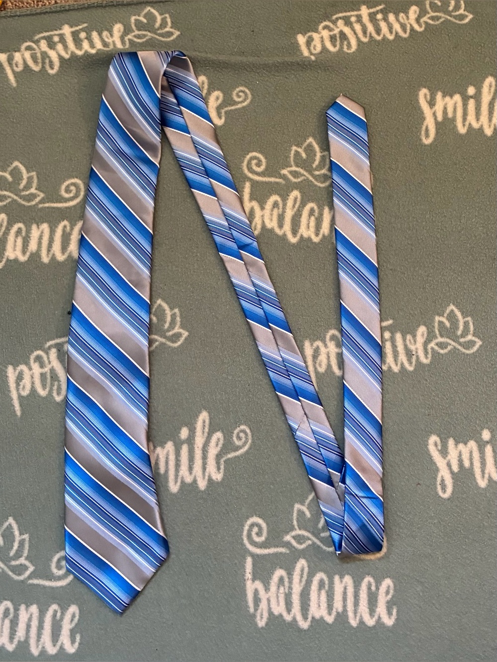Apt.9 Men’s Sharp Looking Striped Tie. Clean and has Never Been Worn. $5